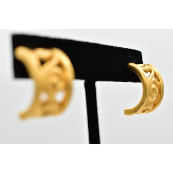 Givenchy Vintage Hoop Earrings Brushed Gold Chunky Swirl Matte Signed 1980s 9I - Picture 5 of 12